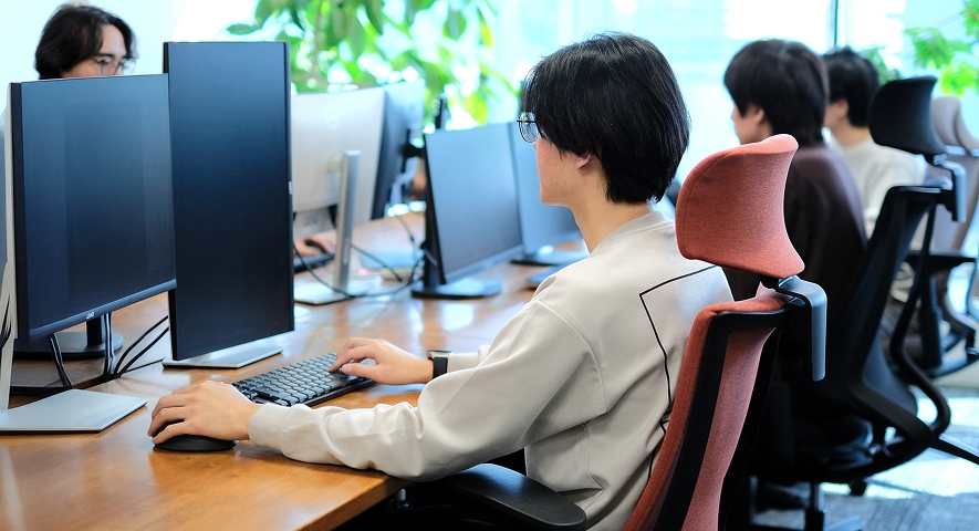 談笑している社員